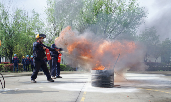 鋼構(gòu)公司開展消防應(yīng)急演練活動(dòng) 鋼構(gòu)公司開展消防應(yīng)急演練活動(dòng)