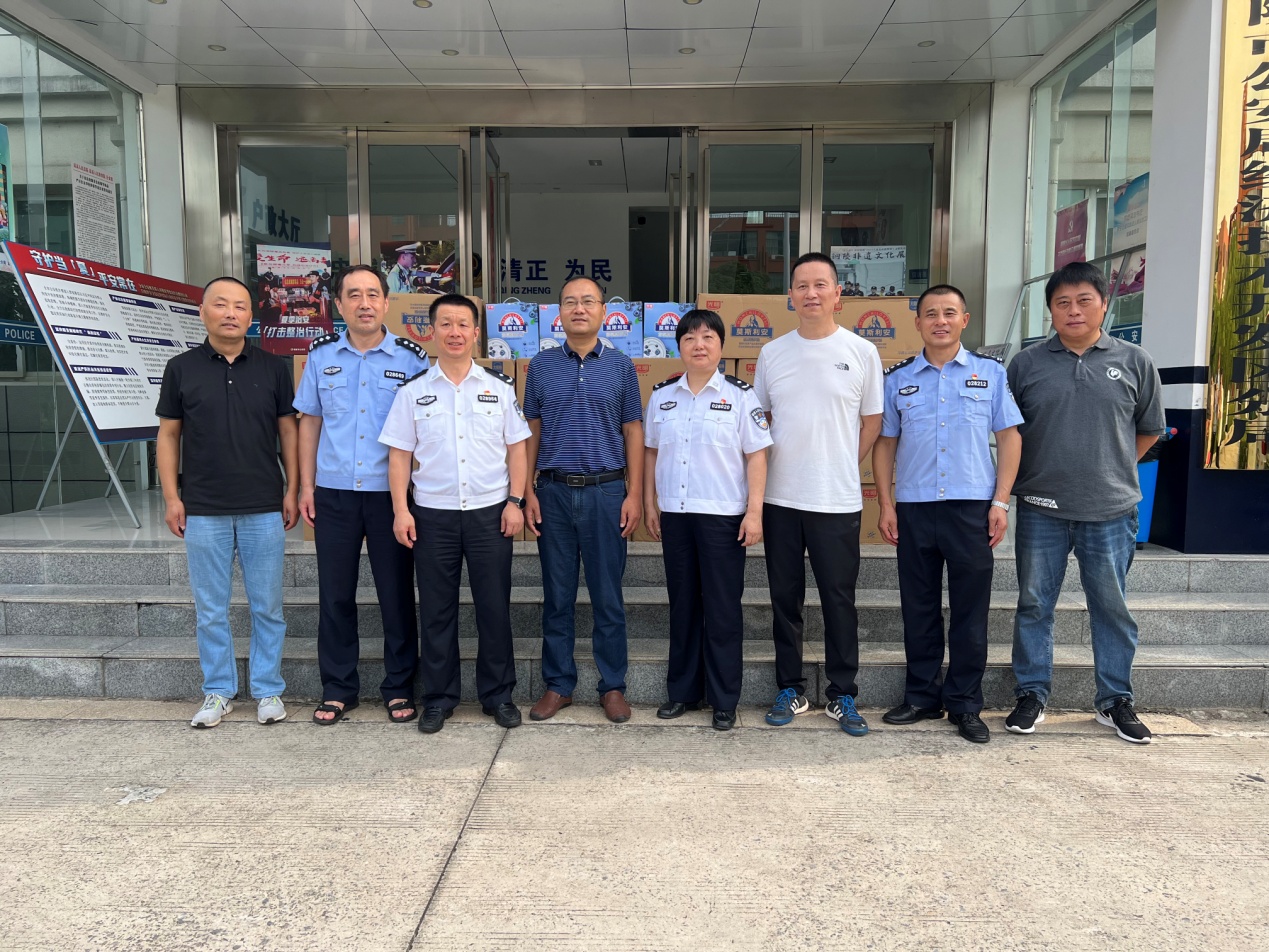 公司副總經(jīng)理朱文志到經(jīng)開(kāi)區(qū)公安分局及新城派出所進(jìn)行高溫慰問(wèn) 公司副總經(jīng)理朱文志到經(jīng)開(kāi)區(qū)公安分局及新城派出所進(jìn)行高溫慰問(wèn)